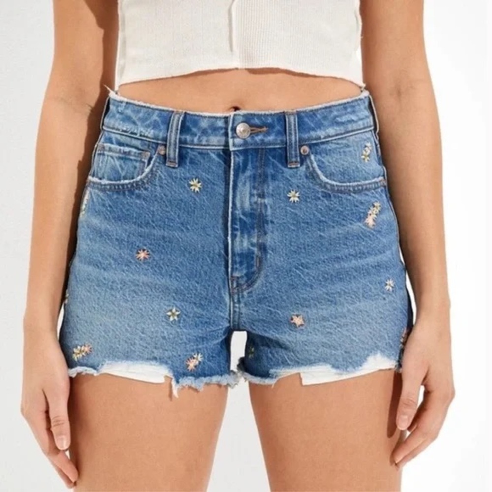 AMERICAN EAGLE floral embroidered mom shorts